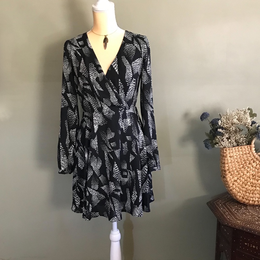 Express Black & White V-Neck Long Sleeve Dress